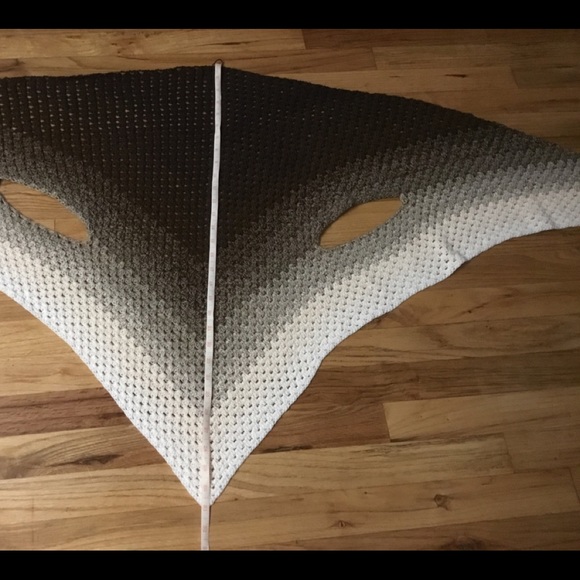 Crocheted wrap with armholes - Picture 3 of 5